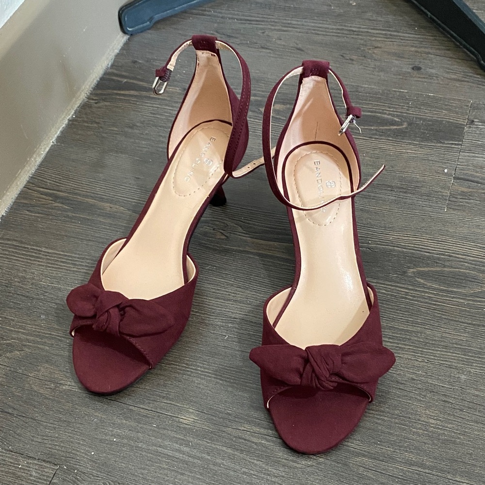 Bandolino Andora cranberry kitten heeled bow sandals faux suede